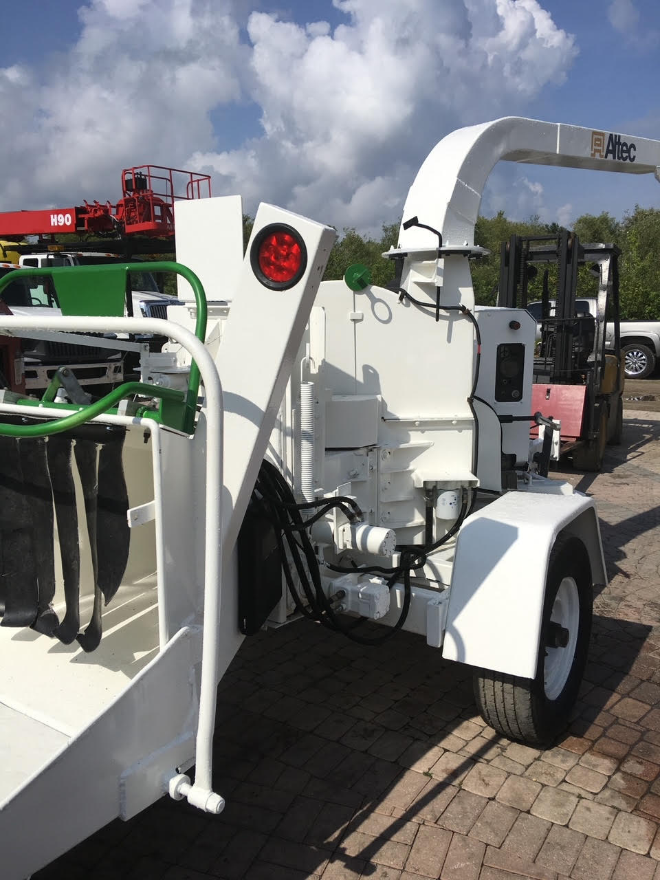 Side view of Altec DC1217 chipper